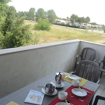 Peaceful In A Fantastic Бібіоне